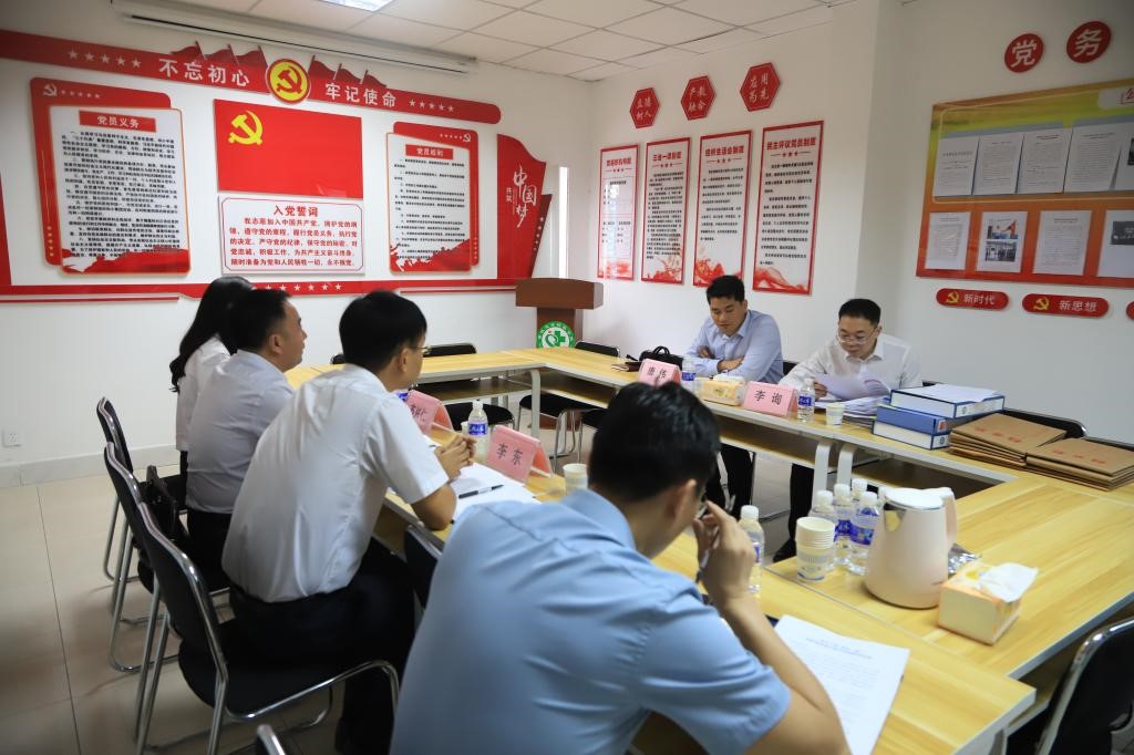 调研组在基础医学院调研