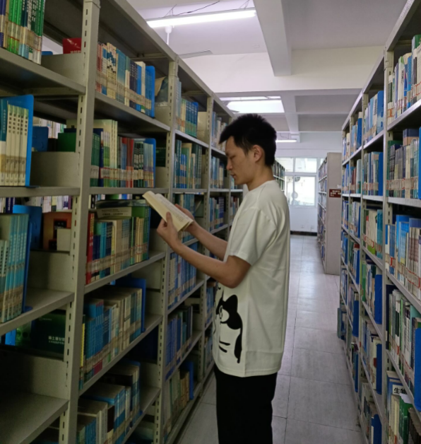 在图书馆学习