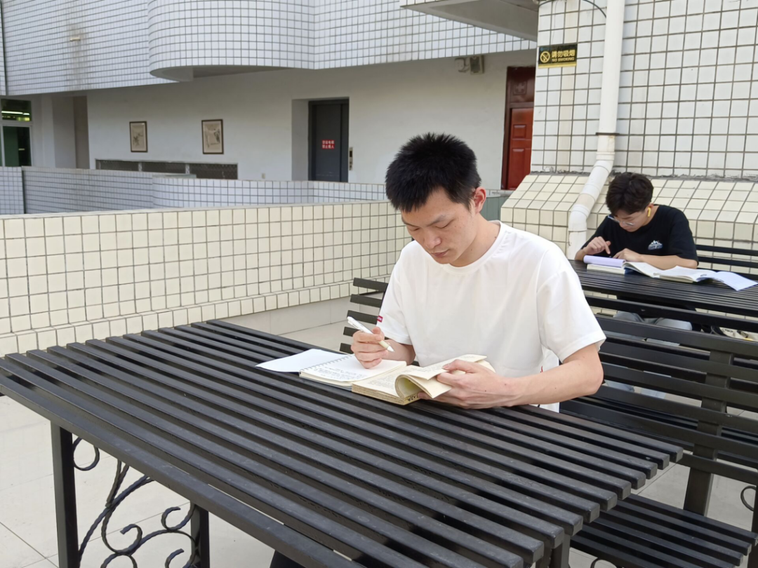在图书馆学习